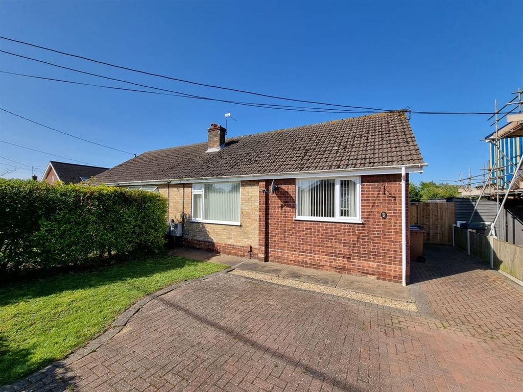 2 bed semidetached bungalow for sale in Mill Lane, Bradwell, Great