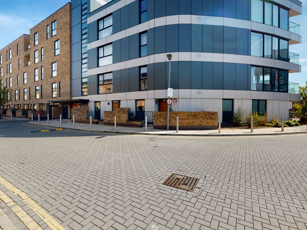 2 bed flat for sale in 60 Parade Gardens, Chingford E4 Zoopla