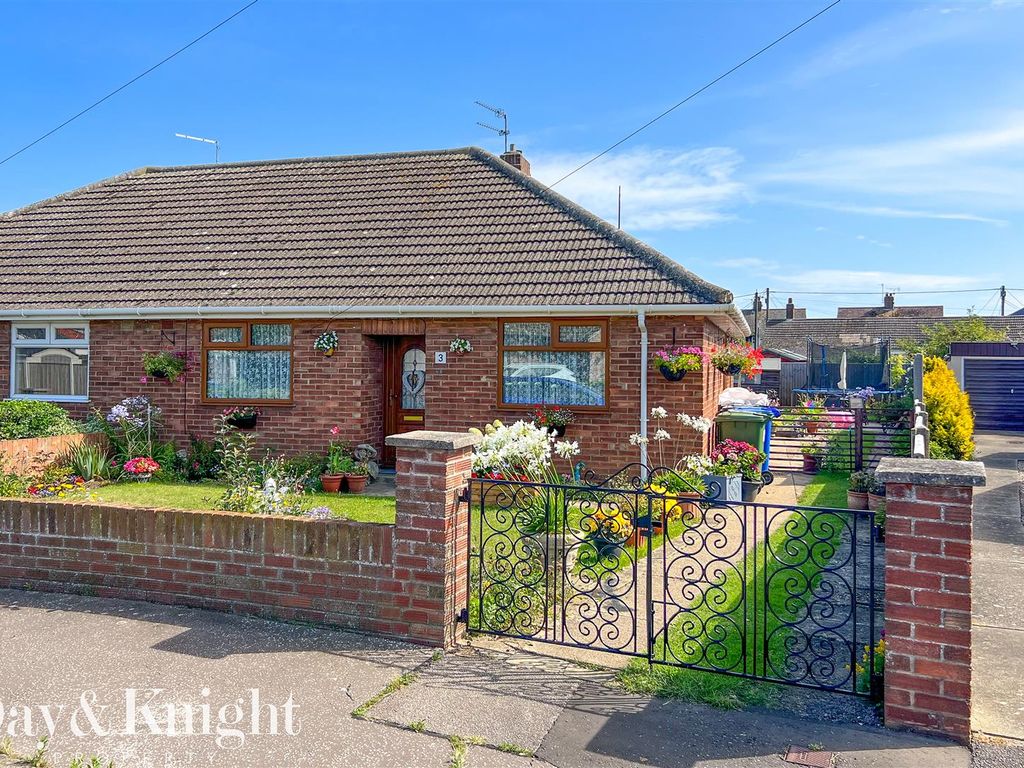 2 bed semidetached bungalow for sale in Westland Road, Lowestoft NR33