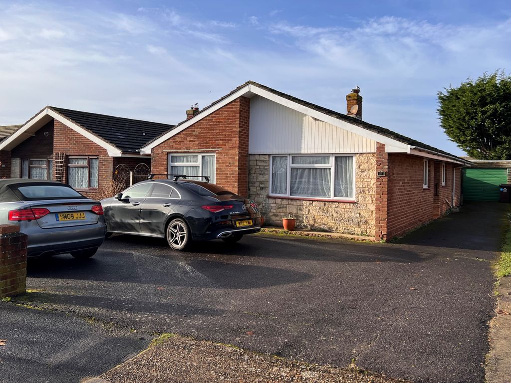 3 bed detached bungalow for sale in Carisbrooke Road, Gosport PO13, £