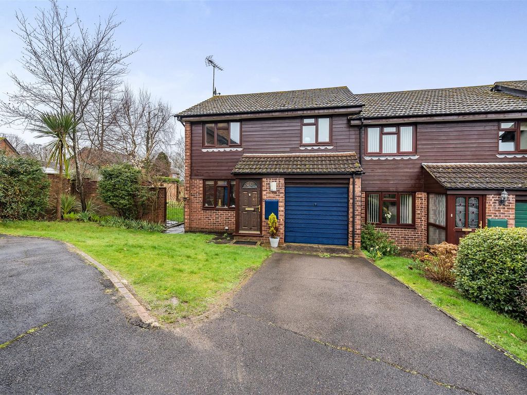 3 bed end terrace house for sale in Crecy Close, Wokingham, Berkshire