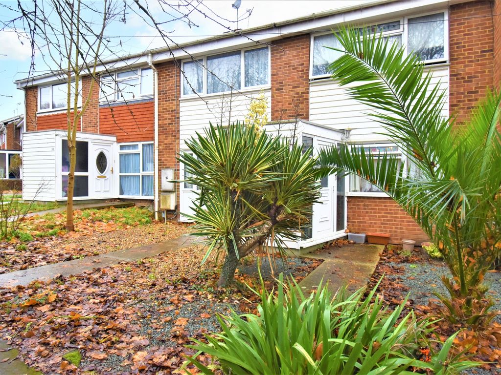 2 bed terraced house for sale in Harvesters Close, Rainham, Gillingham