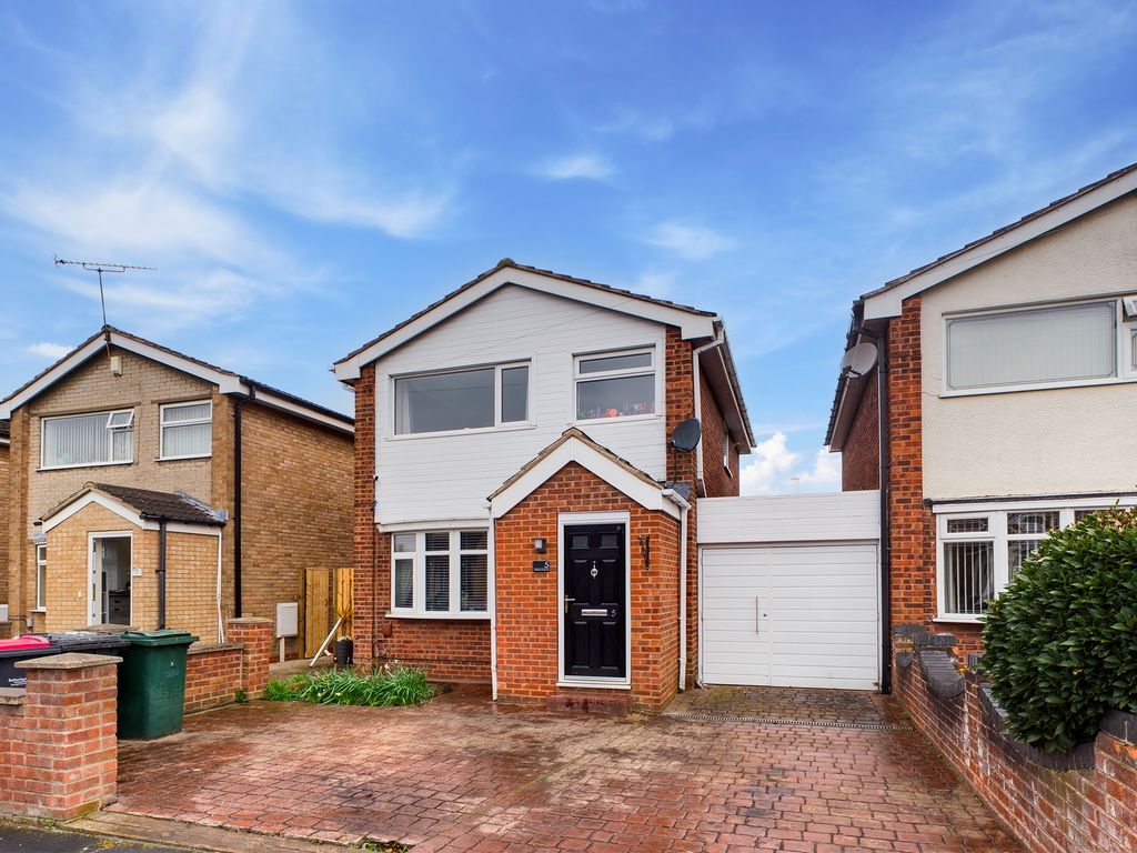 3 bed detached house for sale in ster Crescent, Kimberworth