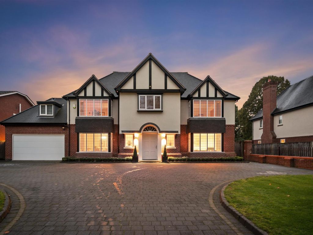 6 bed detached house for sale in Alderbrook Road, Solihull B91, £