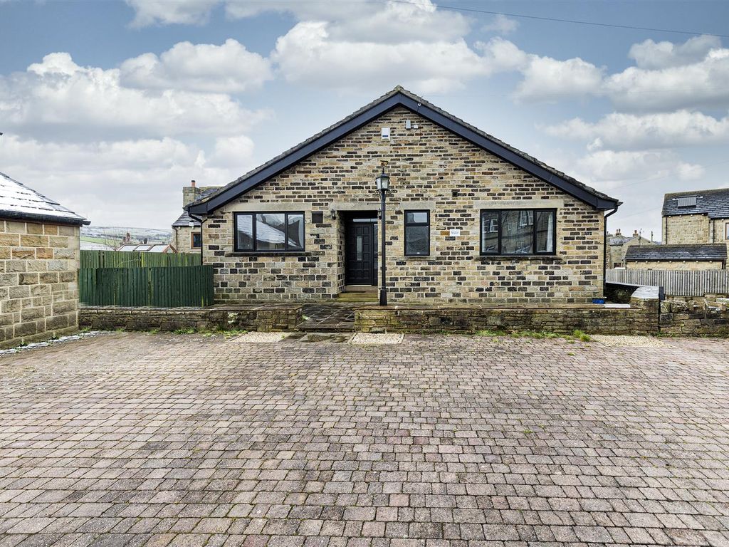 3 bed detached house for sale in High Street, Stainland, Halifax HX4
