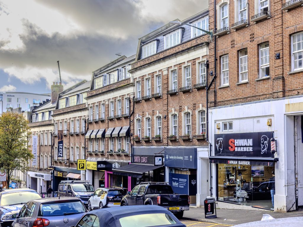 2 bed flat to rent in Richmond Hill, Bournemouth BH2, £1,400 pcm Zoopla