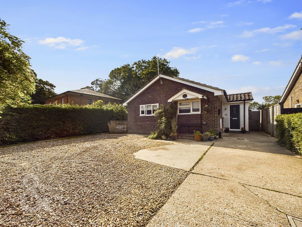 3 bed detached bungalow for sale in Chapelfield, Denton, Harleston IP20
