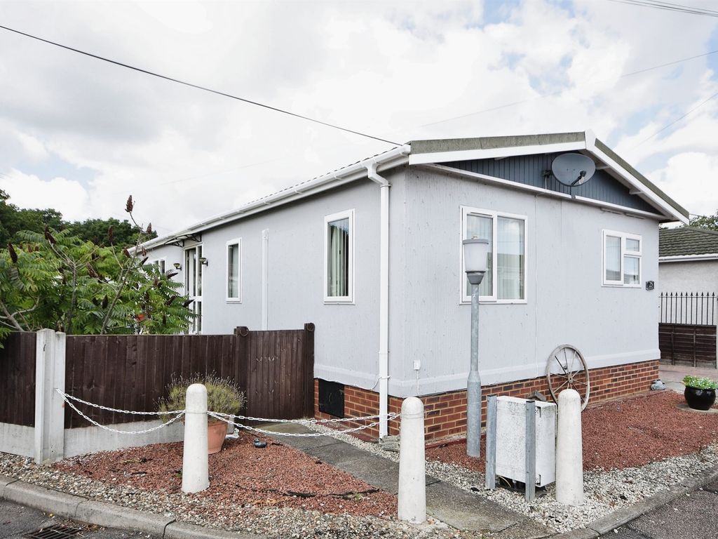 2 bed mobile/park home for sale in Hockley Park, Lower Road, Hockley
