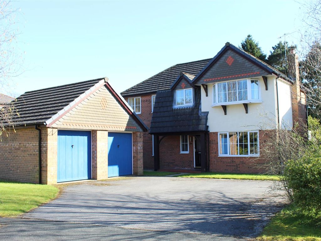 4 bed detached house for sale in Sunningdale Drive, Glossop SK13, £