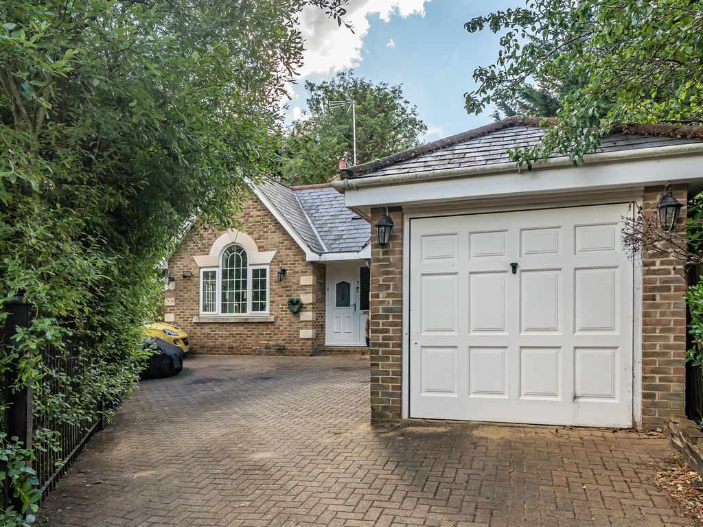 5 bed detached house for sale in Rowantree Road, Enfield EN2, £985,000