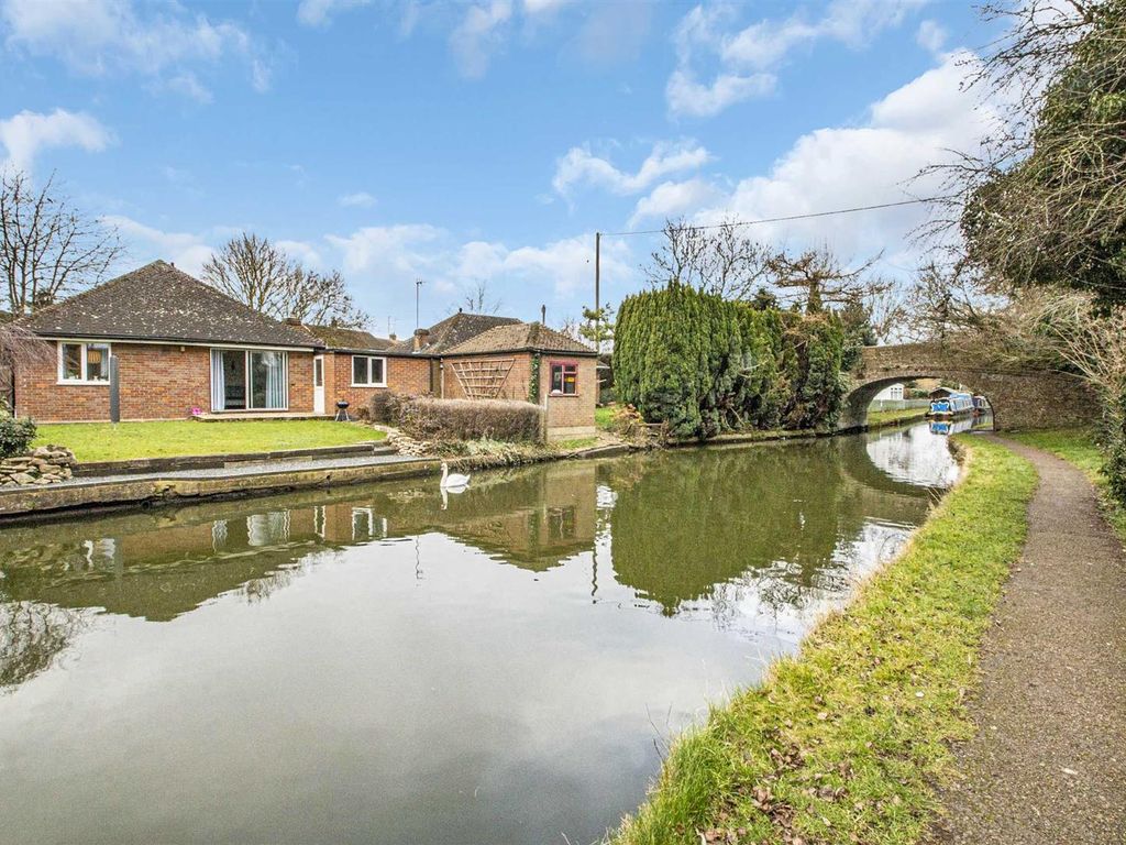 3 bed detached bungalow to rent in The Wharf, Fenny Stratford, Milton