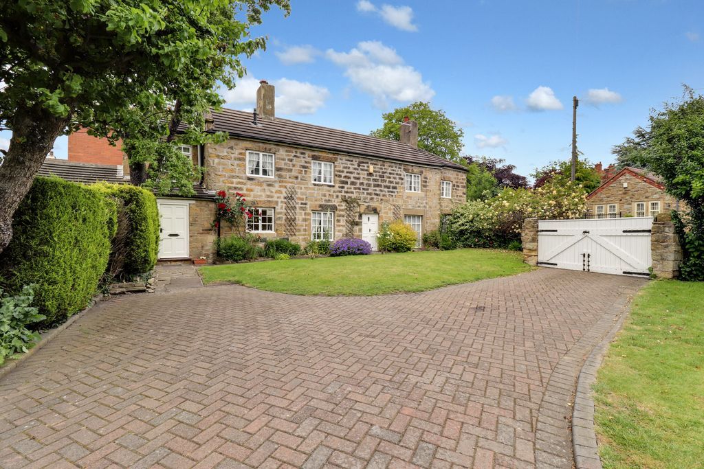 4 bed detached house for sale in Pontefract Road, Ackworth, Pontefract