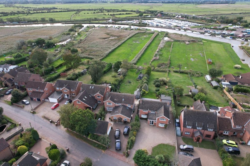 4 bed detached house for sale in Priory Road, St Olaves NR31, £695,000