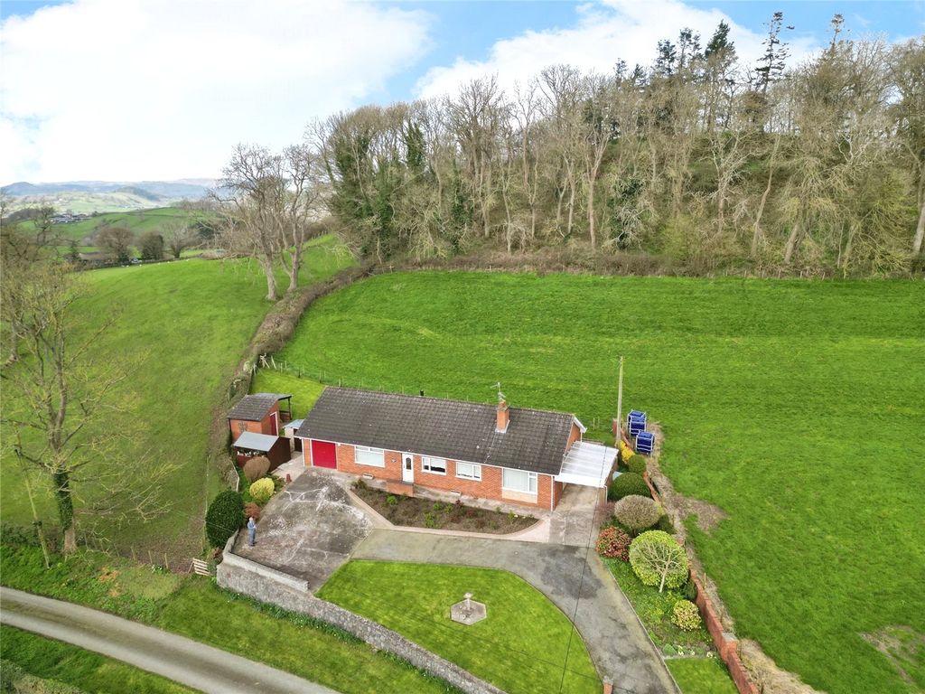 3 bed bungalow for sale in Brynmawr, Llanymynech, Powys SY22, £385,000
