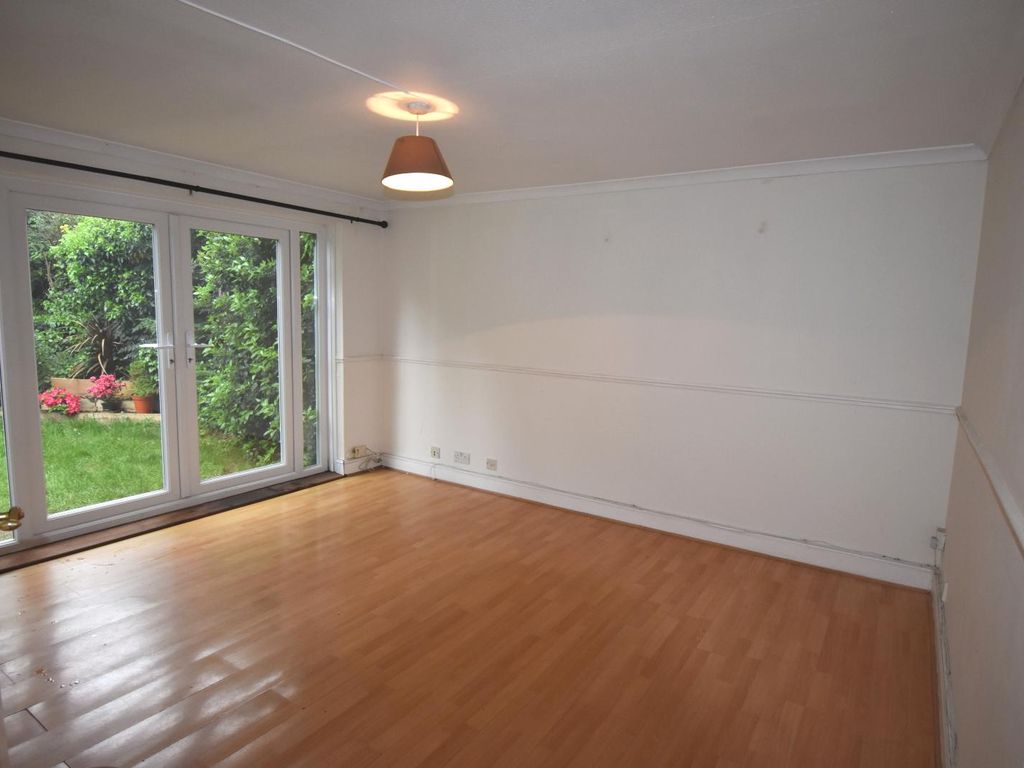 2 bed to rent in Sutton Hall Road, Heston, Hounslow TW5, £