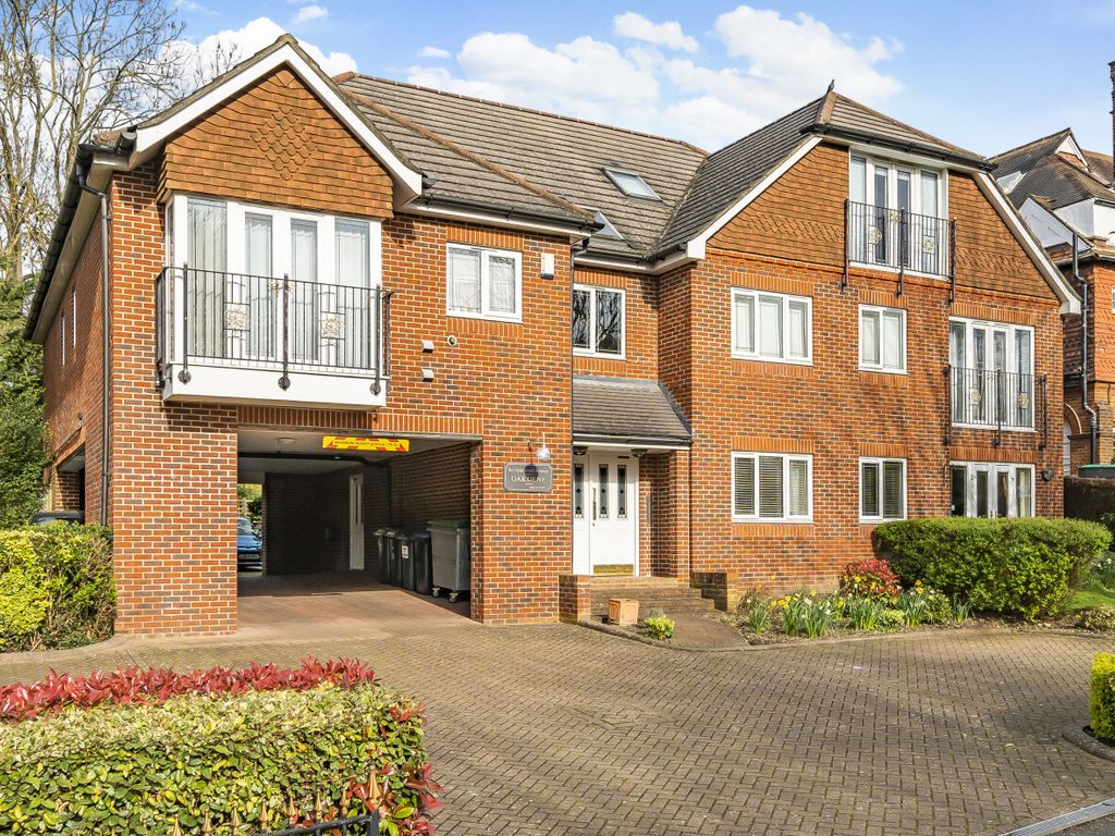 2 bed flat for sale in Oakwood Avenue, Beckenham, Kent BR3, £450,000