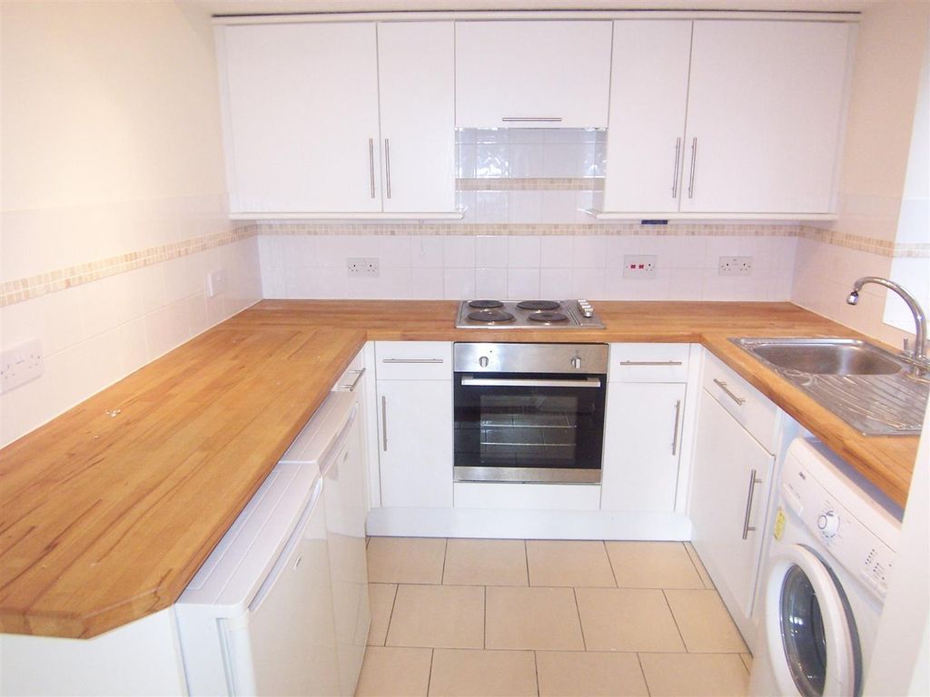 2 bed flat to rent in Princes Court, Dukes Avenue, New Malden KT3, £