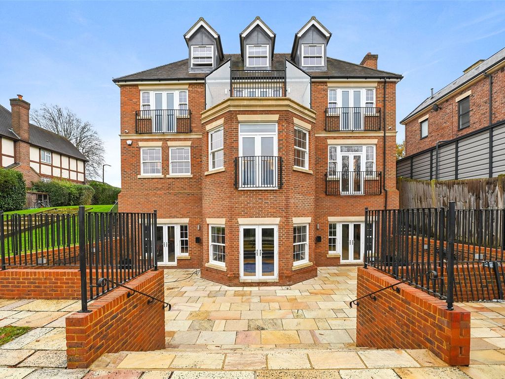 5 bed detached house to rent in Manor Road, Chigwell, Essex IG7, £