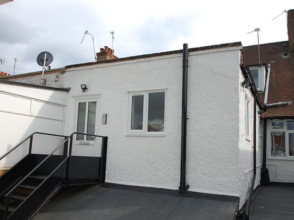 2 bed flat to rent in 28A Churchfield Road, Chalfont St Peter