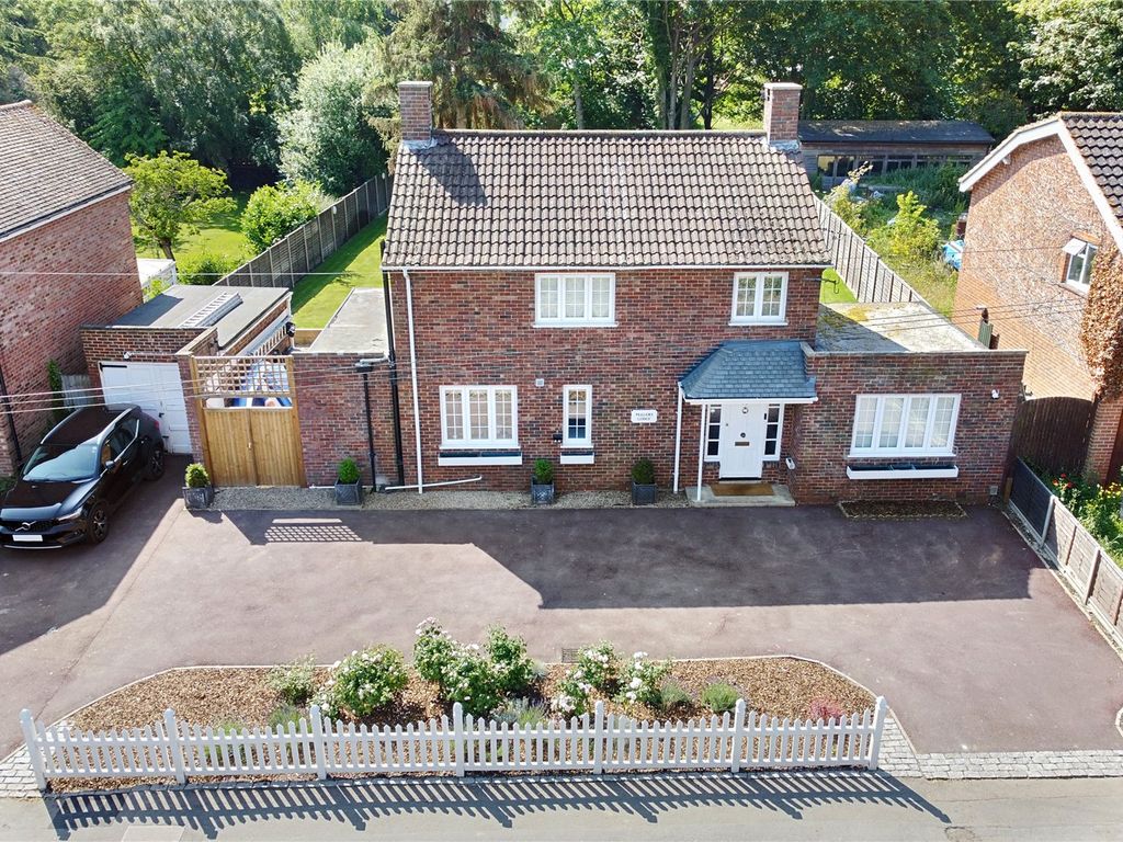 4 bed detached house for sale in College Road, Hextable, Kent BR8, £