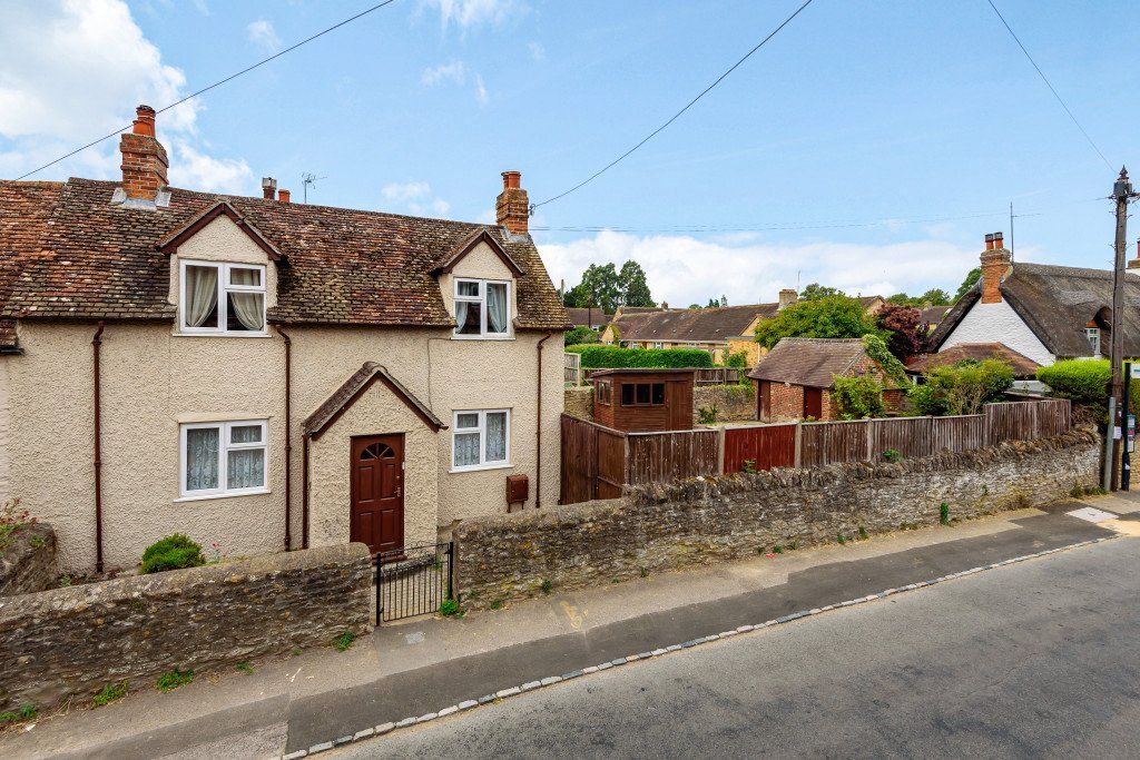 2 bed semidetached house for sale in North Street, Marcham, Abingdon