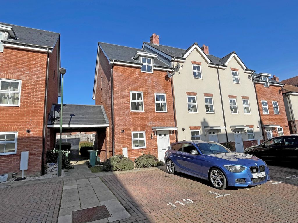 4 bed end terrace house to rent in Ellis Road, Broadbridge Heath, Horsham RH12 Zoopla