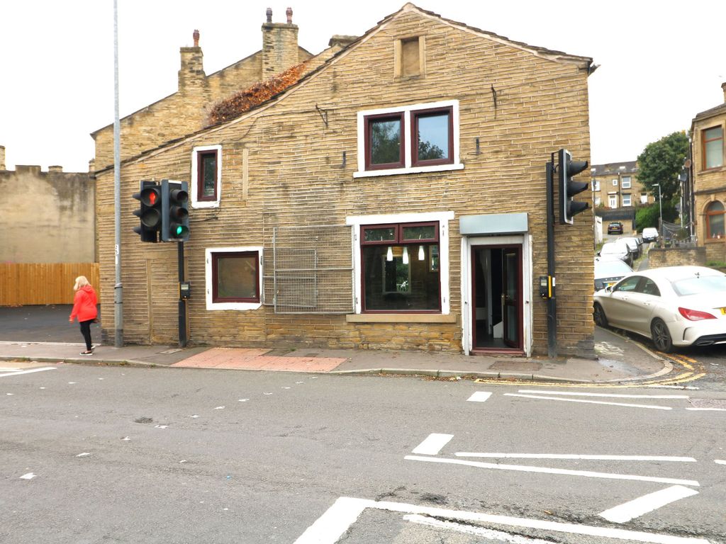 Retail premises for sale in Bradford Road, Bailiff Bridge, Brighouse