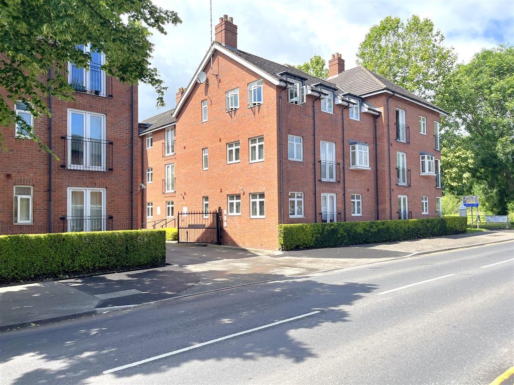 2 bed flat to rent in Coventry Road, Warwick CV34, £995 pcm Zoopla