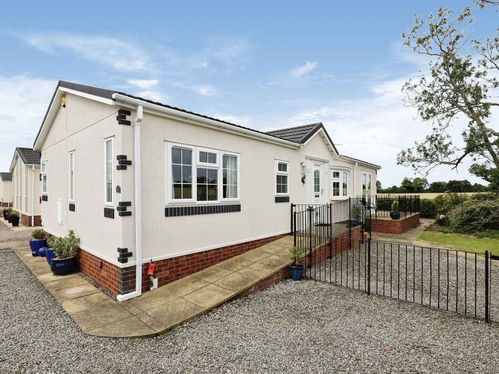 2 bed mobile/park home for sale in Spinney Close, Warwick CV35 Zoopla