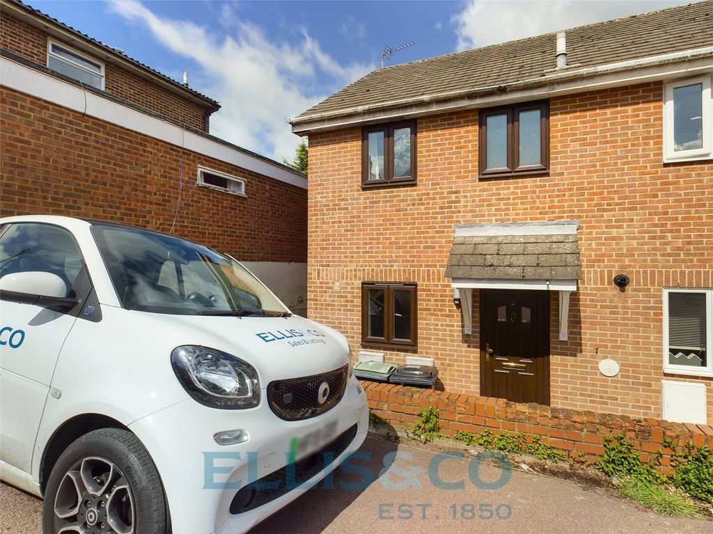 2 bed end terrace house to rent in St Mary's Road, Tonbridge, Kent TN9