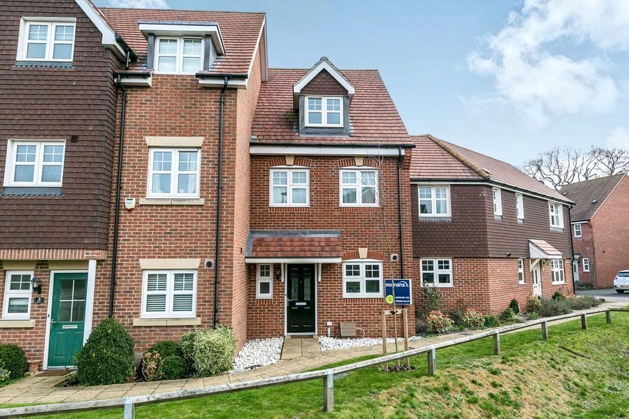 3 bed terraced house for sale in Gomer Road, Bagshot, Surrey GU19 Zoopla