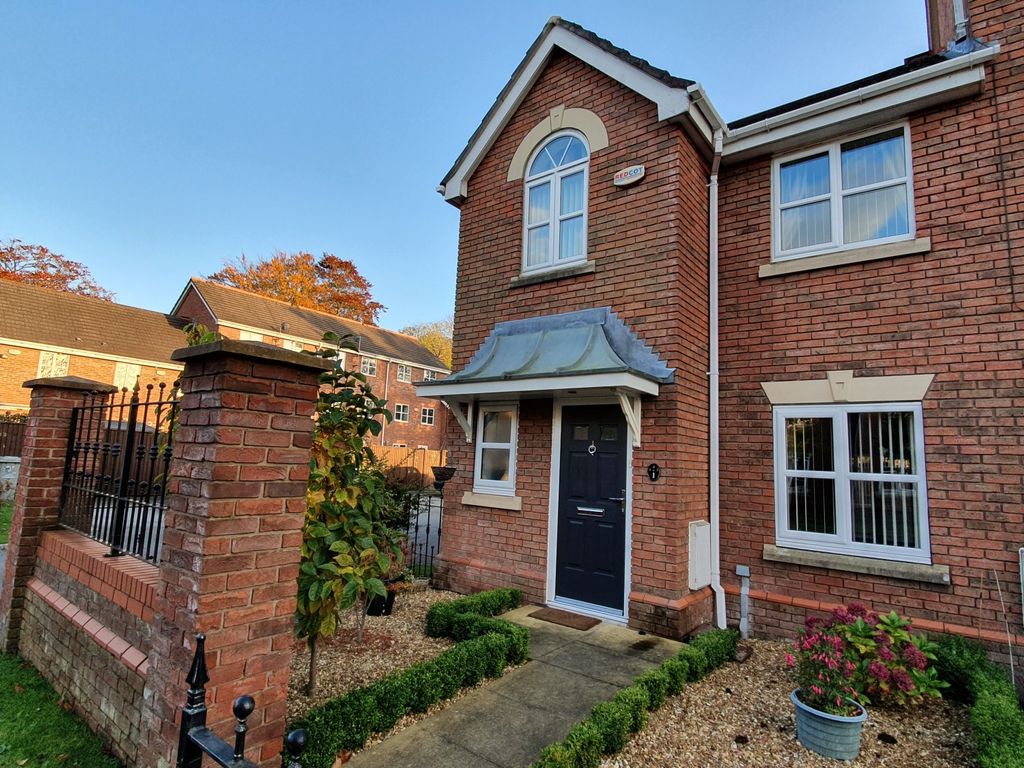 3 bed end terrace house to rent in Ruskin Drive, Sale, Cheshire M33