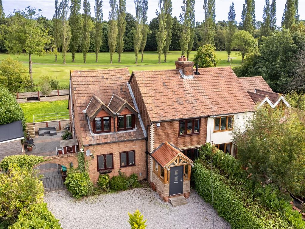 4 bed semidetached house for sale in Epping Lane, Stapleford Tawney