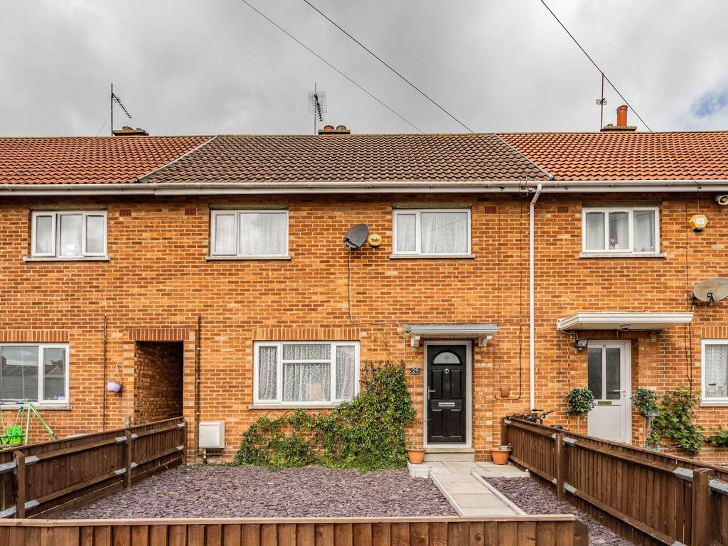 3 bed terraced house for sale in Summerfield Gardens, Lowestoft NR33, £