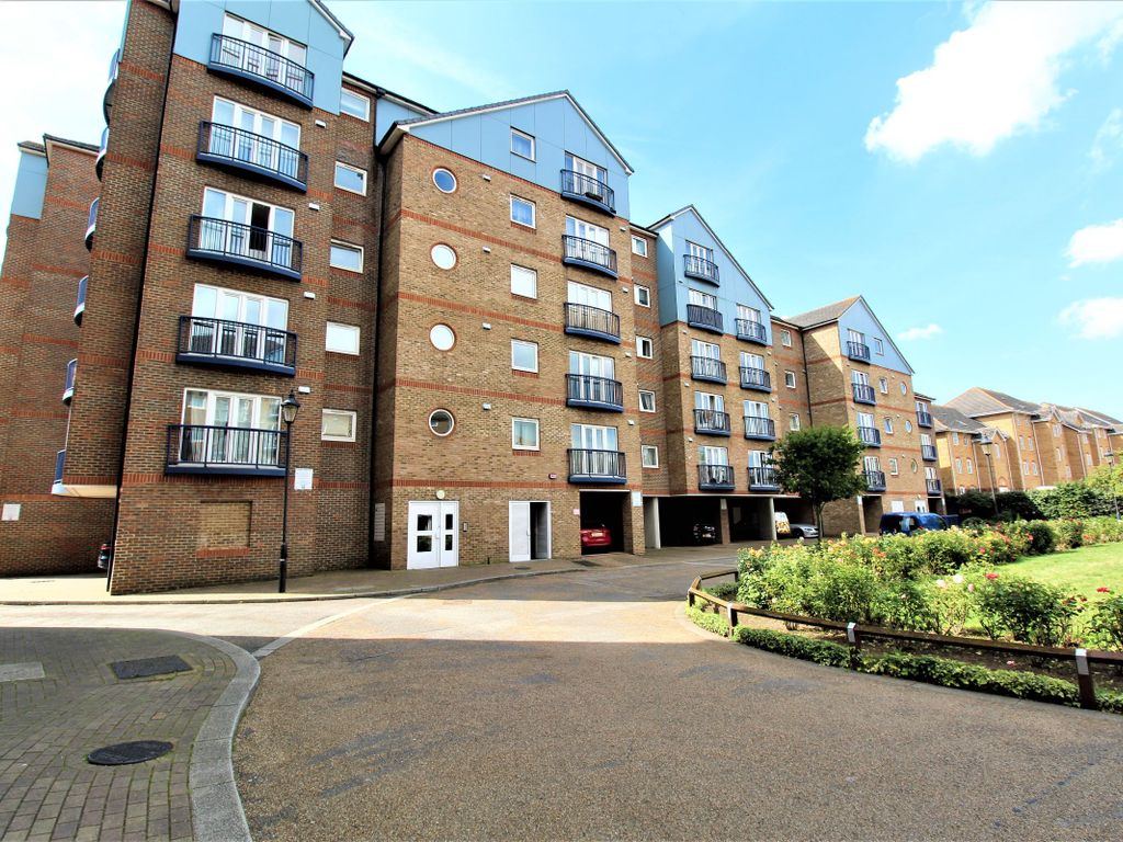 2 bed flat to rent in Argent Court, Argent Street, Grays RM17, £1,350 pcm Zoopla