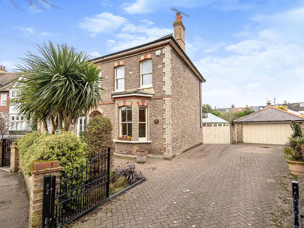 4 bed semidetached house for sale in Park Crescent, WestcliffOnSea SS0 Zoopla