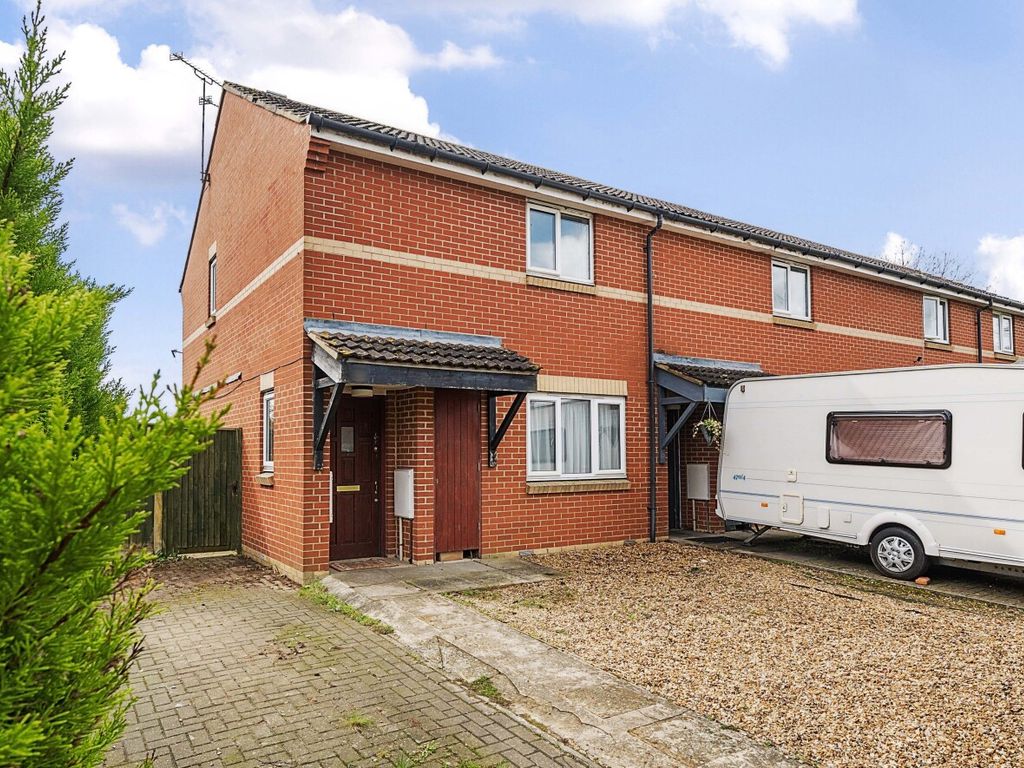 2 bed end terrace house for sale in Bracken Way, Aylesbury HP21, £