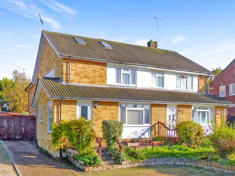 4 bed semidetached house for sale in Cliffords Way, Bourne End SL8, £