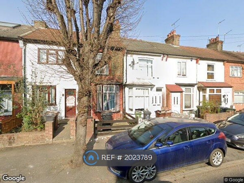 3 bed terraced house to rent in Wedderburn Road, Barking IG11, £1,800