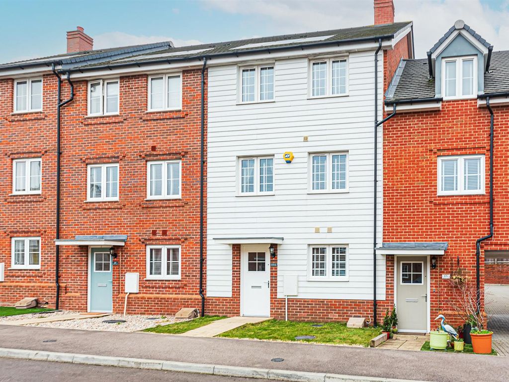 3 bed property for sale in Jubilee Drive, Church Crookham, Fleet GU52