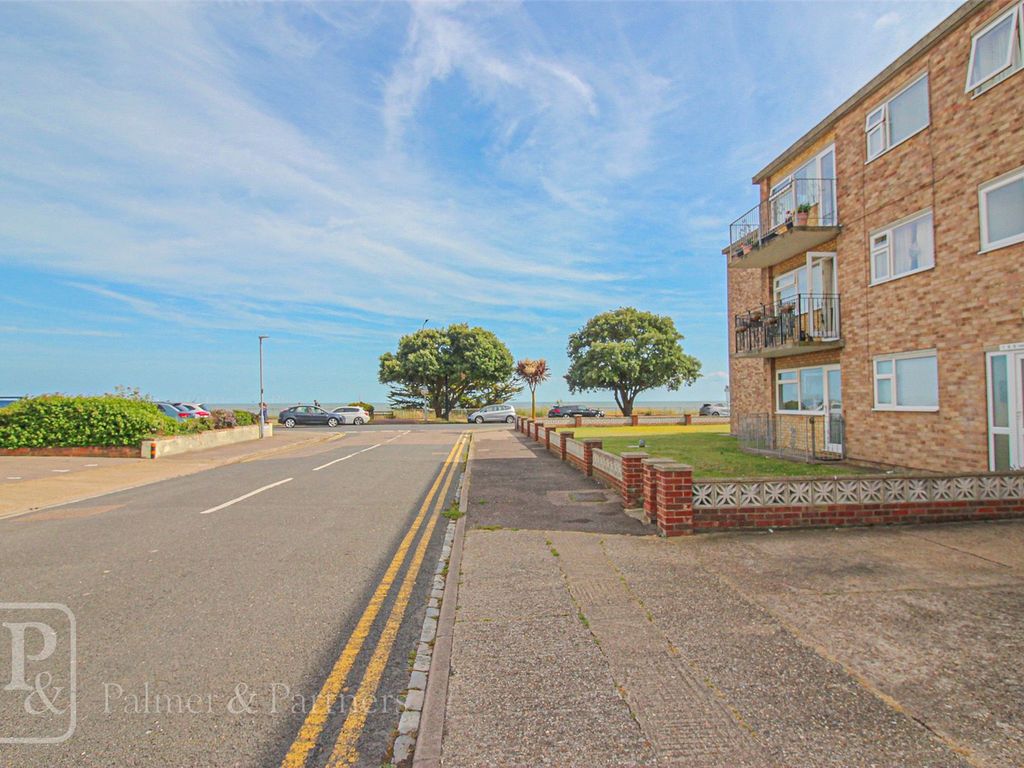 2 bed flat to rent in Marine Parade East, ClactonOnSea, Essex CO15