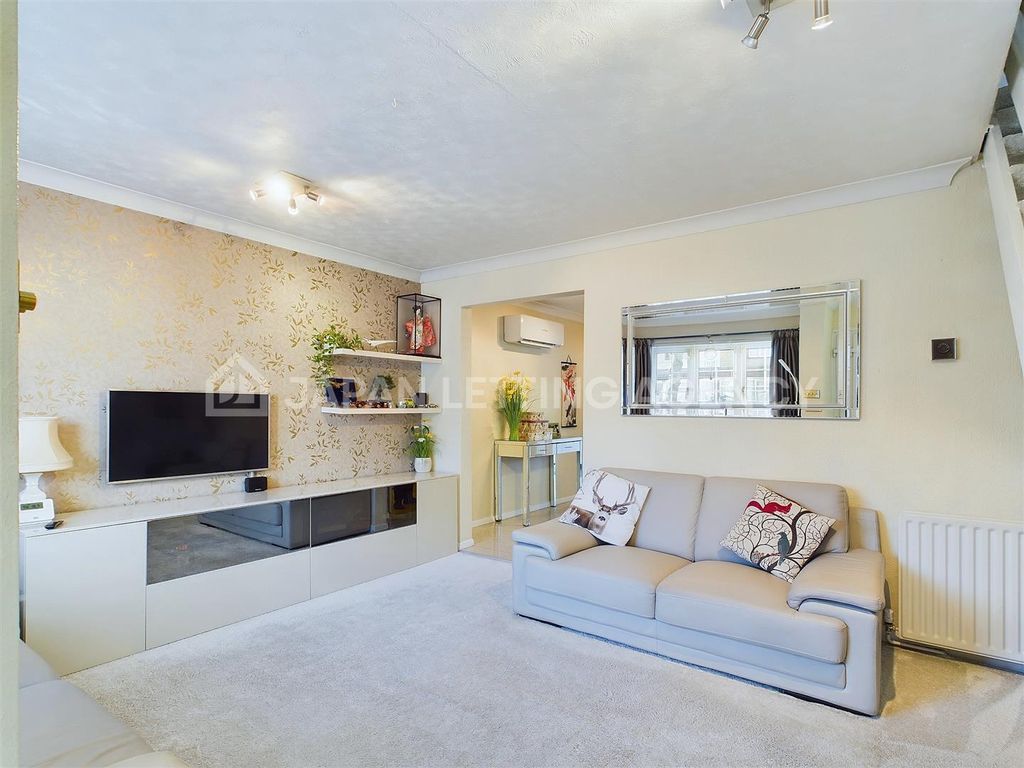 3 bed detached house to rent in Empire Road, Perivale, Greenford UB6, £