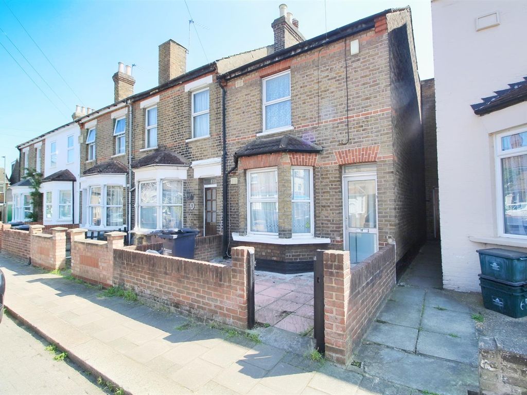 3 bed end terrace house to rent in King Edward Road, Waltham Cross EN8