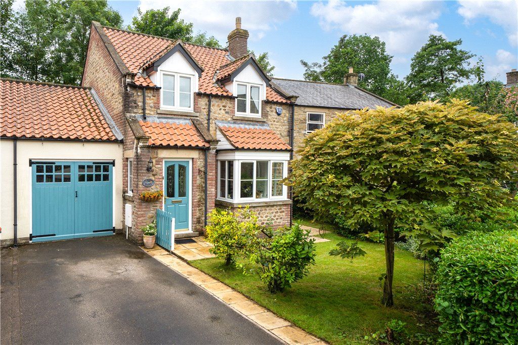 3 bed linkdetached house for sale in Little Croft, Markington