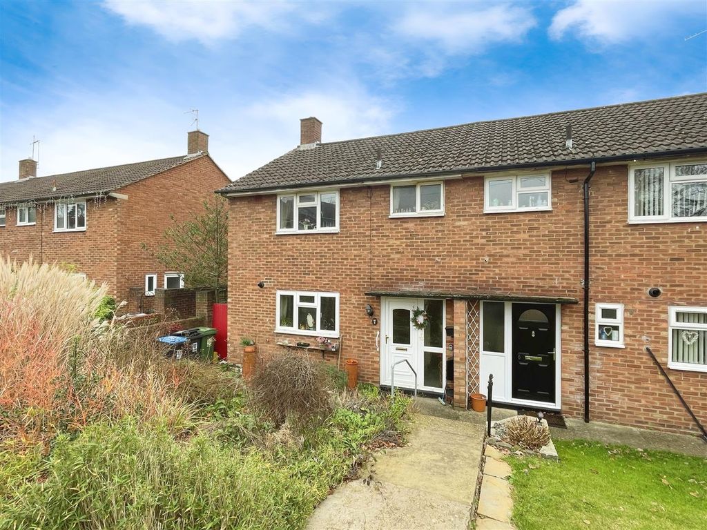 3 bed end terrace house for sale in Pond Road, Hemel Hempstead HP3, £
