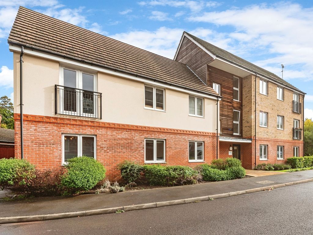 2 bed flat for sale in Skippetts Gardens, Basingstoke RG21, £190,000