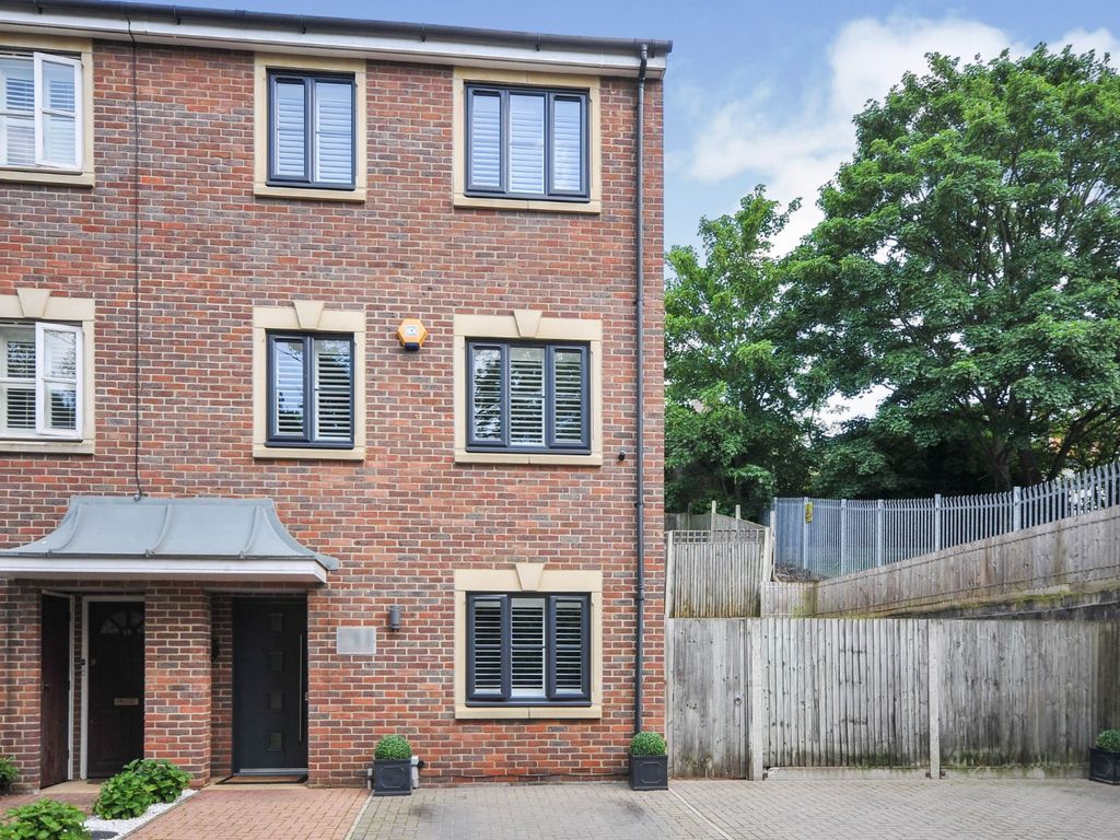 3 bed end terrace house for sale in Buckley Close, Forest Hill, London