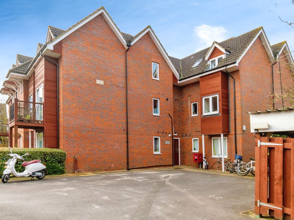 2 bed flat for sale in Richmond Gardens, Southampton, Hampshire SO17, £