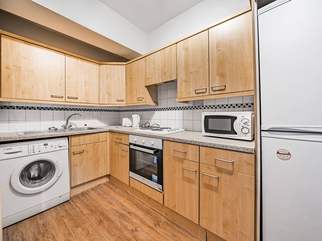 2 bed flat to rent in Lavender Hill, Clapham Junction, London SW11, £