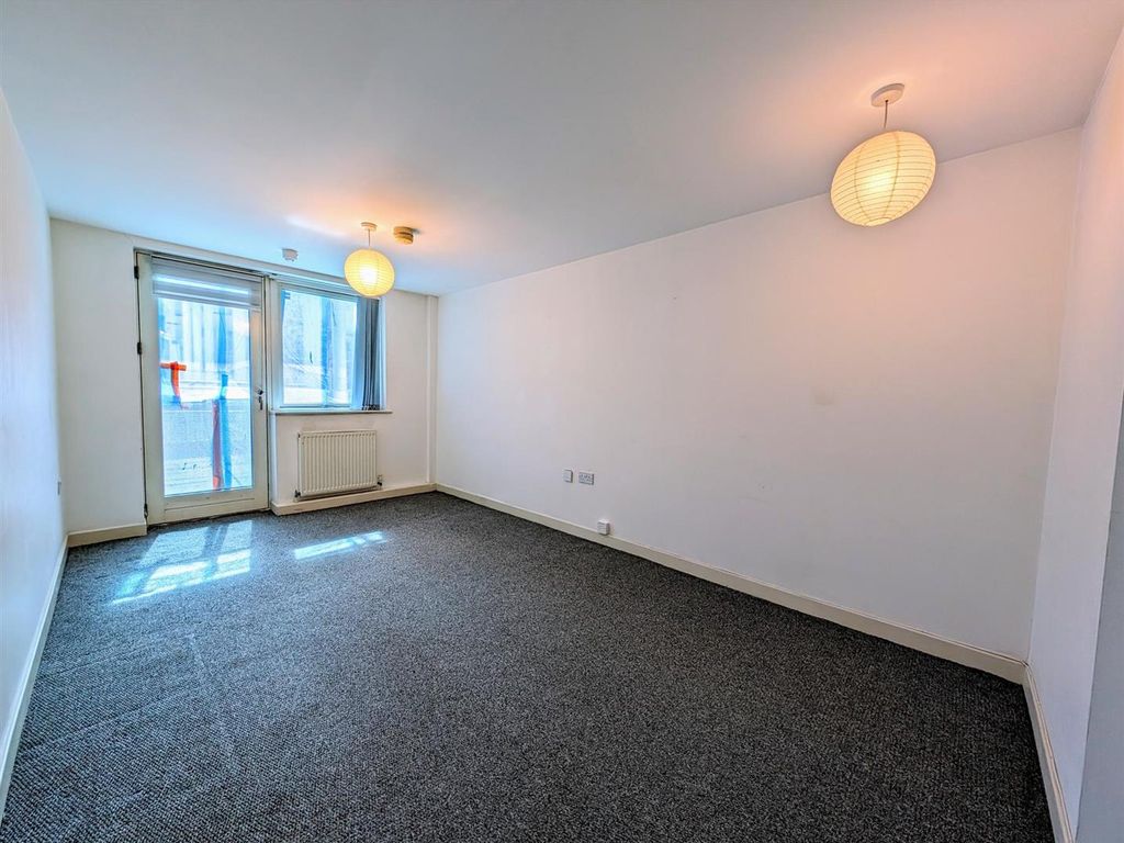 2 bed flat to rent in Royal Quay, Liverpool L3, £875 pcm Zoopla